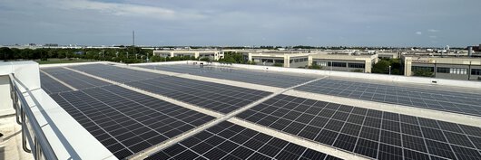 Die Photovoltaikanlage auf dem Dach des neuen Böllhoff Gebäudekomplexes Phase V im chinesischen Wuxi