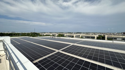 The photovoltaic system on the roof of the new Böllhoff Phase V building complex in Wuxi, China