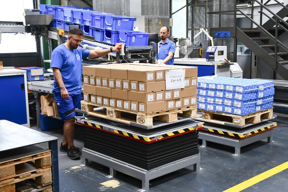 Mitarbeiterer in der Logistik bei Böllhoff