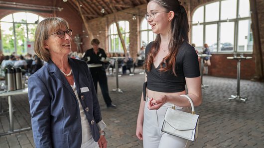 Élève en conversation avec une marraine