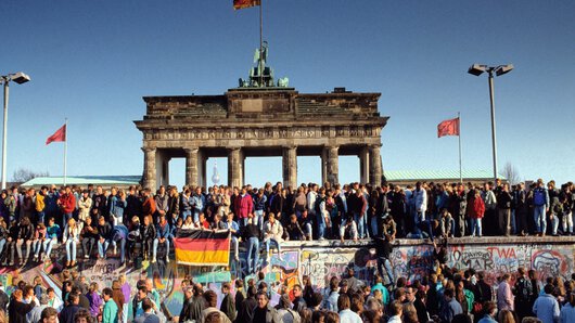 Os habitantes de Berlim ocidental e oriental celebram a queda do Muro de Berlim em frente ao Portão de Brandemburgo.