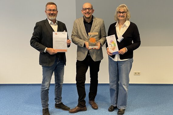 Steffen Gottschalk, Leiter Environment, Health, Safety and Continuous Improvement bei Böllhoff am Standort Sonnewalde, nimmt den Sicherheitspreis „Schlauer Fuchs – Kultur der Prävention“ von der BGHM entgegen