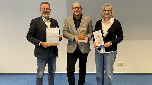 Steffen Gottschalk, Leiter Environment, Health, Safety and Continuous Improvement bei Böllhoff am Standort Sonnewalde, nimmt den Sicherheitspreis „Schlauer Fuchs – Kultur der Prävention“ von der BGHM entgegen