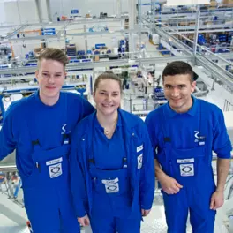 Bild von drei technischen Azubis bei Böllhoff