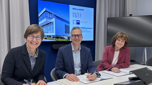 Ute Horstkötter-Starke, managing director at the East Westphalia Chamber of Commerce and Industry in Bielefeld, Eike Krull, head of Corporate Human Resources at Böllhoff, and Kirsten Bergmann, headmistress of the Quelle comprehensive school, at the signing of the ‘IHK-Schule-Wirtschaft’ cooperation agreement