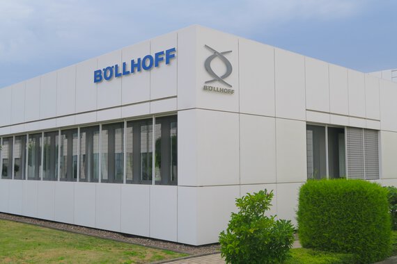 The building front of plastics production at the Böllhoff site in Bielefeld.