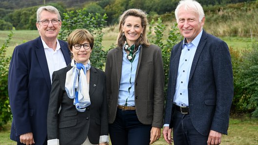 Anja Böllhoff, présidente de la Fondation (2e à partir de la droite), avec les directeurs de programme