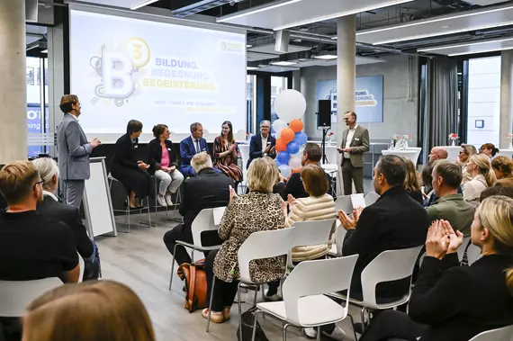 Podiumsdiskussion bei der feierlichen Eröffnung des Bildungscampus Böllhoff in Bielefeld Ende September 2025