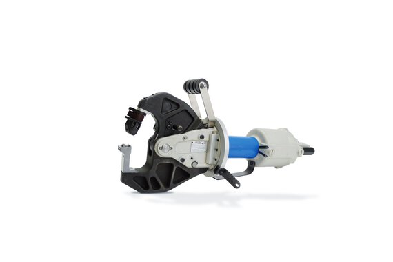 RIVCLINCH® 0404 IP – přenosný pneumatický clinchovací stroj