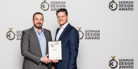 v.l.n.r. Mario Grassy (Innovationsmanager bei Böllhoff), Thorsten Wegner, Key-Account-Manager bei Utz) auf der Verleihung zum German Design Award 2020 am 07.02.2020 in Frankfurt am Main (Quelle: Rat für Formgebung)