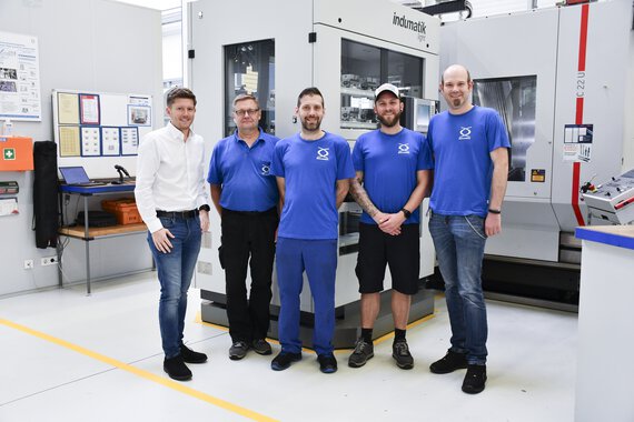 The team behind the energy-saving project in mechanical production in Bielefeld - with colleagues from the OBS and Mechanical Production departments