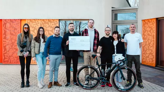 Foto de grupo de la entrega del cheque al Hospicio infantil y juvenil en Bielefeld. En la foto aparecen todos los participantes en la campaña, representantes de las empresas donantes y el director del hospicio infantil y juvenil