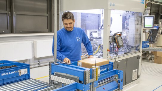 A Böllhoff employee in assembly manufacturing in Bielefeld requests new parts for the production machine at the push of a button.