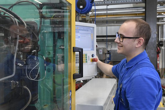 Photo of a Böllhoff apprentice at a control screen