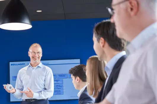Ein Böllhoff Mitarbeiter hält einen Vortrag