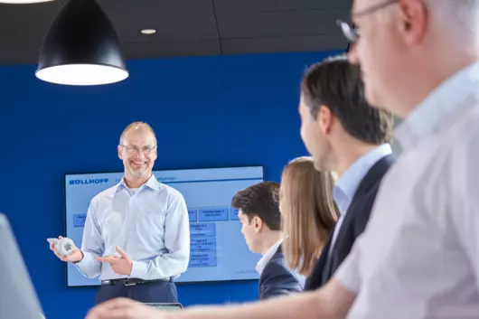 Ein Böllhoff Mitarbeiter hält einen Vortrag