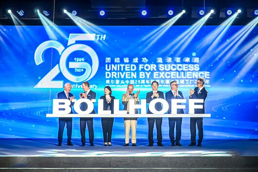 Die Familie Böllhoff und Teile des internationalen Managements der Böllhoff Gruppe freuen sich über 25 Jahre Böllhoff in China bei den Jubiläumsfeierlichkeiten in Wuxi.