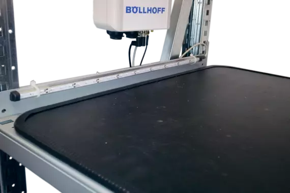 Entegre RFID Raf okuma antenine sahip bir rafın büyük fotoğrafı.