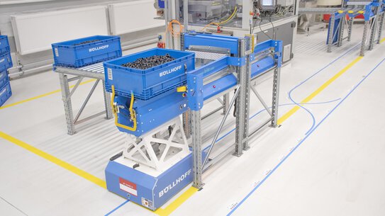 An automated guided vehicle system places a container at a transfer point in Böllhoff’s assembly manufacturing in Bielefeld.